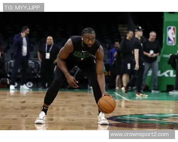 杰伦布朗左腿筋紧张状态不明绿军官方宣布回归存疑