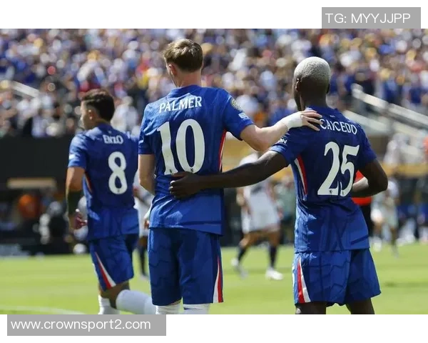 切尔西备战强敌帕尔默训练场重聚埃斯特旺畅谈战术心得